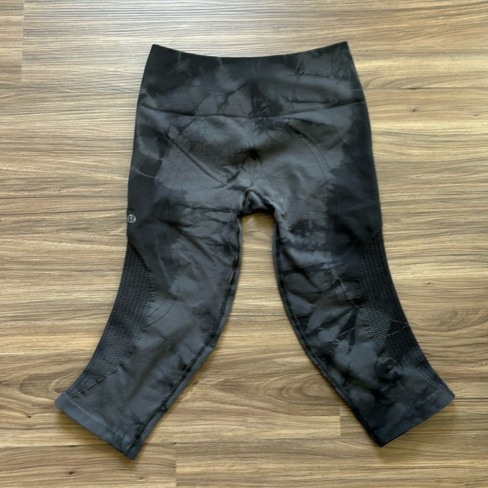 LULULEMON crop in the flow compression leggings tie die black and gray size 6